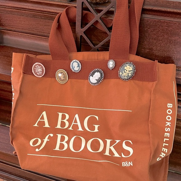 Vintage Black & White Cameo Brooch/Pendant Victorian Revival Shabby Chic - Picture 10 of 10